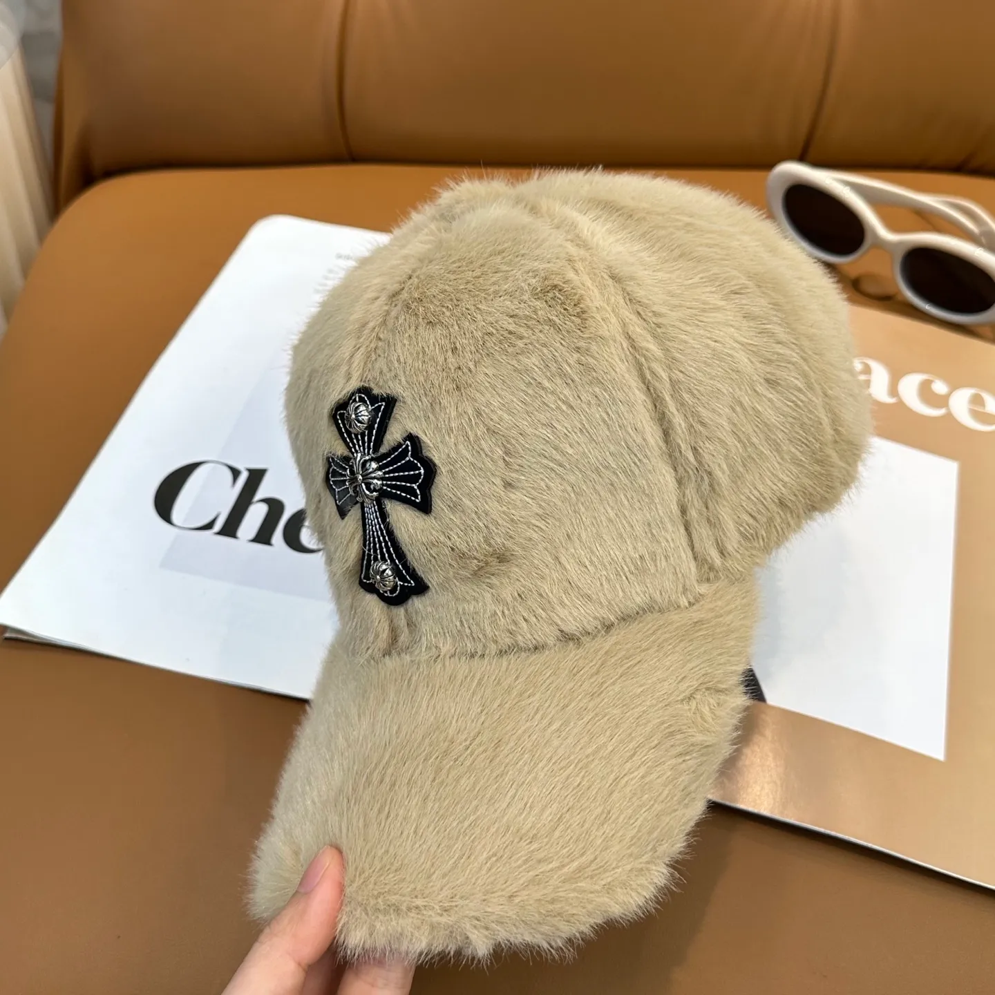 P66 Crow Heart's new autumn and winter baseball cap. It is full of autumn and winter atmosphere. The quality is great. The deepening of the hat shape makes it more elegant. It is very nice for both men and women. It is a classic among classics. It goes well with daily wear. Casual and fashionable.